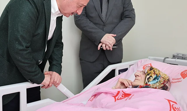Kocaeli'de Başkan Büyükakın, Anneler Günü'nde şehit ailesi ve huzurevine gitti